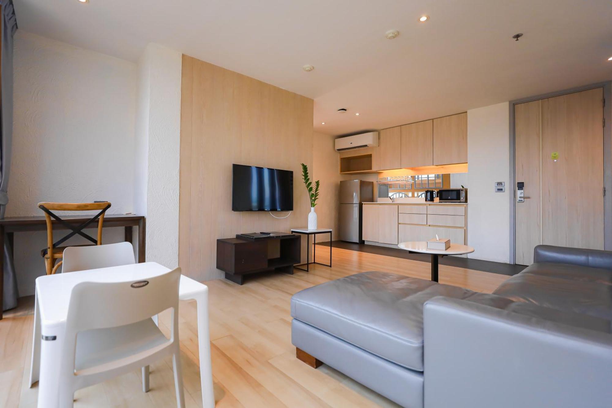 Balcony Seaside Sriracha Hotel & Serviced Apartments Si Racha Dış mekan fotoğraf