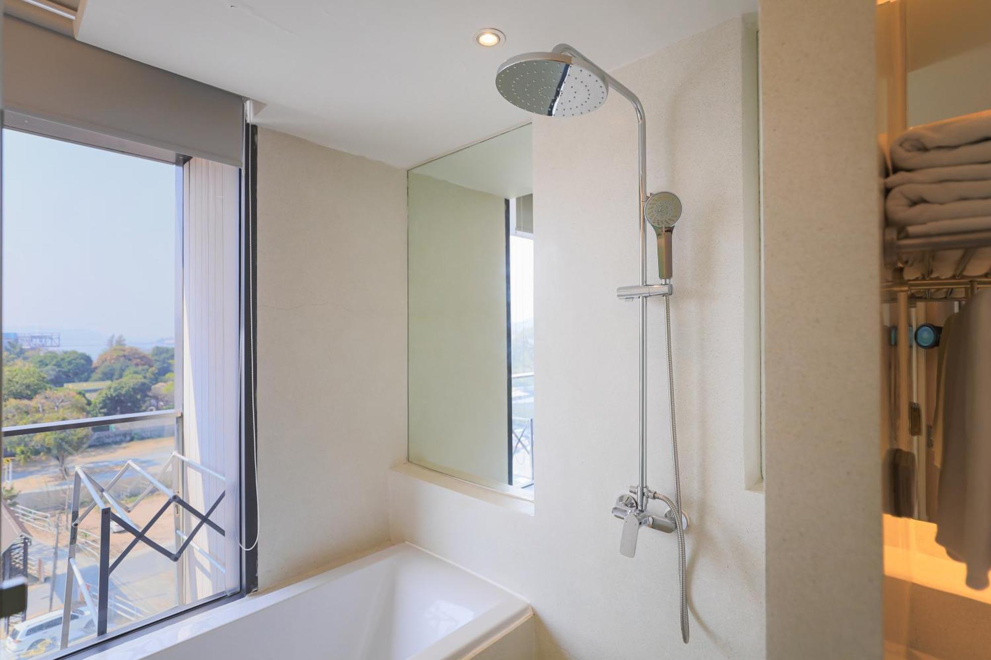 Balcony Seaside Sriracha Hotel & Serviced Apartments Si Racha Dış mekan fotoğraf