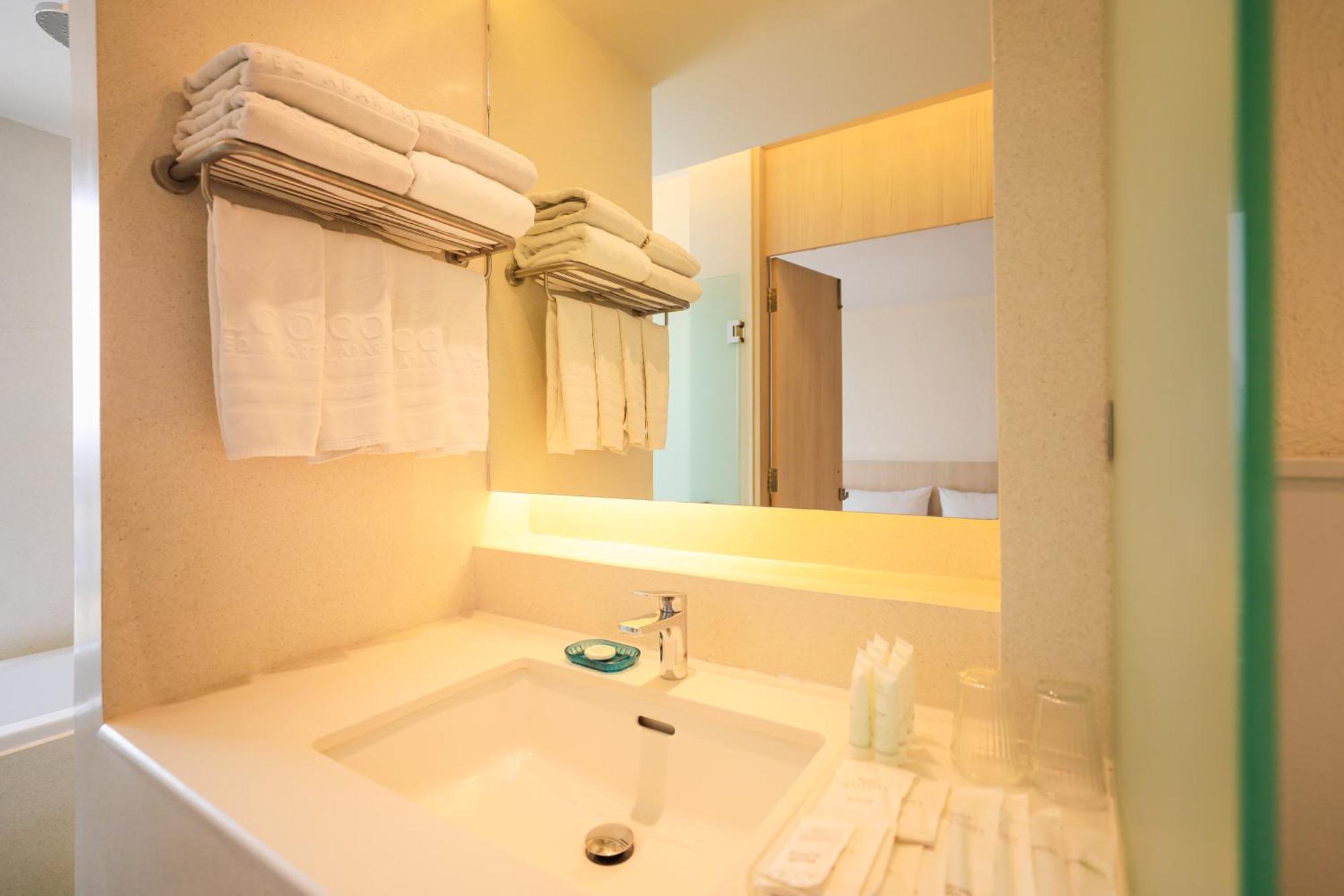 Balcony Seaside Sriracha Hotel & Serviced Apartments Si Racha Dış mekan fotoğraf
